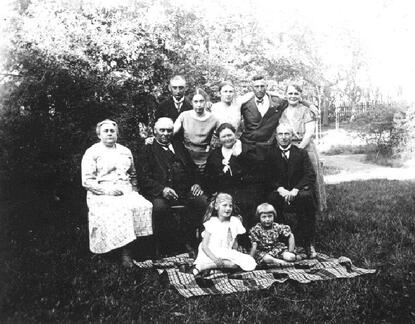 104 0054 Bei Oma und Opa Laupichler im Garten Vorne sitzend die Enkelkinder Sigrid und Inge
