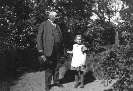 104 0055 Carl Gustav Laupichler mit seiner Enkelin Inge