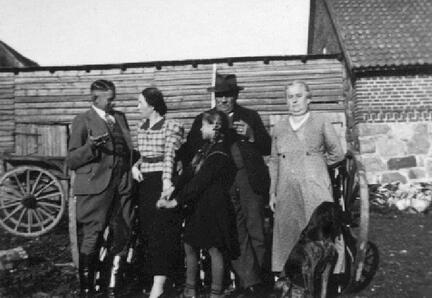 104 0057 Familie Laupichler auf dem Hof in Stobingen