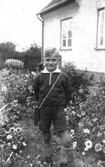 105 0016 Willi Preiss im Garten seines Elternhauses in Tapiau