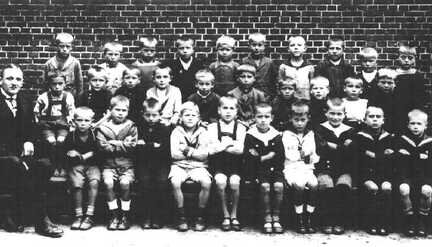 105 0019 Die erste Klasse der Volksschule Tapiau 1924 mit Klassenlehrer Steinert