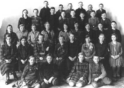 105 0020 Die gleiche Klasse 8 Jahre spaeter mit ihrer Klassenlehrerin Fraeulein Wengel zum Schulabschluss