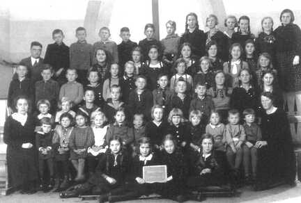 105 0023 Eine Aufnahme der Sonntagsschule in Tapiau aus dem Jahre 1931 mit den Leiterinnen Gretel Matschuk und Fraeulein Lischer
