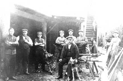 105 0026 Wagenbau Kurbjuweit in Tapiau Altmeister Kurbjuweit in der Mitte des Bildes mit dem Hund