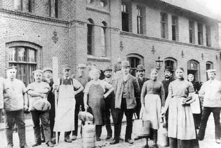 105 0032 Ein Teil der Belegschaft der Meierei Kleinhof