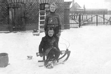105 0044 Winter 1943 in Tapiau Auf dem Schlitten vor dem Stall Cousine Inge Dahinter Dora Hinzer Rehberg