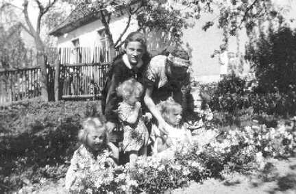 105 0045 Eine Aufnahme aus dem Sommer 1939 Tante Hilde links und Tante Liesbeth mit den Kindern von links Brigitte Gisela Christel und Dora