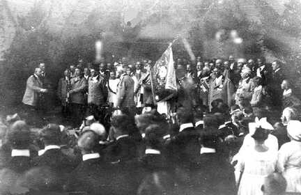 105 0053 Der Tapiauer Schuetzenverein mit Fahne
