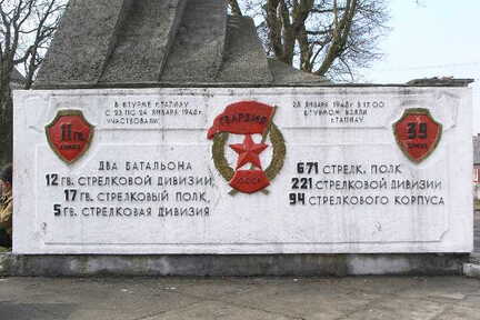105 1539 Tapiau Marktplatz Sowjet Denkmal 2 Weltkrieg 3 April 2006 Foto Dr Karl Masch