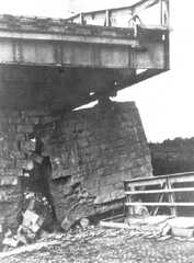 106 0026 Ein im 1 Weltkrieg 1914 gesprengter Brueckenpfeiler der Taplacker Pregelbruecke