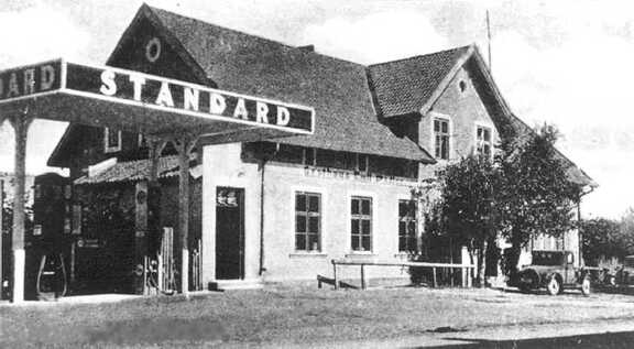 106 0027 Das Gasthaus Emil Podien mit der Tankstelle