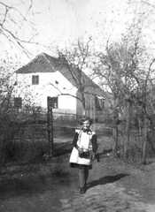 106 0032 Editha Hippe aus Taplacken auf dem Weg zur Schule Das Haus im Hintergrund gehoert dem Landwirt Schwarz