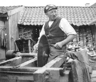 106 0035 Buergermeister Franz Adomeit aus Taplacken beim Schaerfen seiner Kreissaege