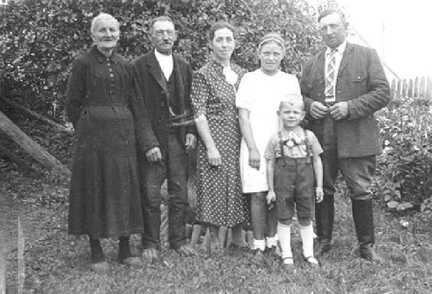 106 0039 Die Familie Franz Adomeit Taplacken mit Oma und Opa