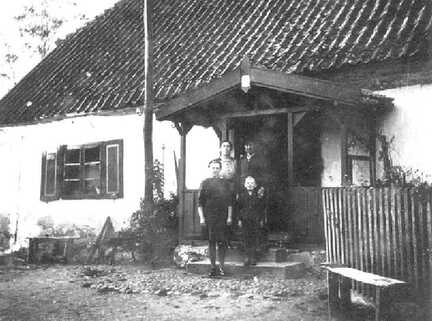 106 0043 Familie Franz Adomeit vor der Haustuer ihres Wohnhauses