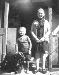 106 0044 Fido Fritz und Marie Luise Adomeit vor der Veranda ihres Elternhauses