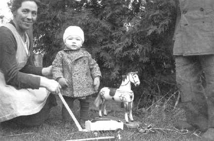 106 0045 Liesbeth Adomeit mit ihrem Sohn Fritz Rechts der Papa