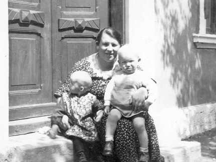 106 0047 Die Baeckersfrau Lydia Mahnke vor ihrem Haus mit den Kindern Lotte Bohnacker und Fritz Adomeit