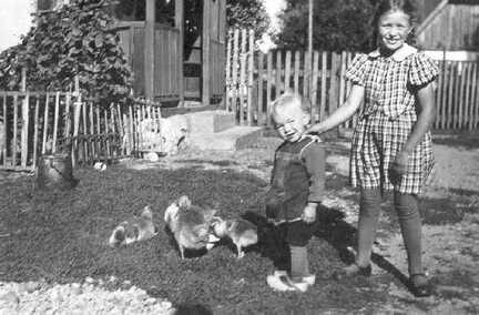 106 0048 Fritz und Marie Luise Adomeit im Hof