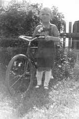 106 0049 Fritz Adomeit mit seinem ersten Fahrrad