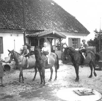 106 0053 Wolfgang Mahnke Fritz Adomeit und auf dem rechten Pferd Franz Adomeit mit Siegfried Mahnke