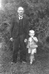 106 0054 Opa Friedrich mit seinem Enkel Fritz Adomeit im Garten