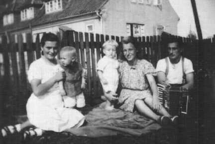 106 0056 Taplacken vor 1945 Nach Feierabend sitzen sie mit ihren Kindern vor dem Haus in der Sonne
