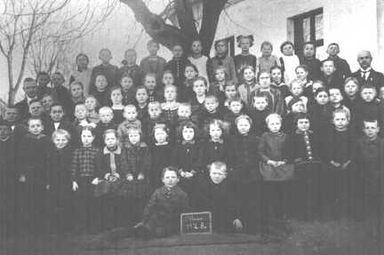 106 0057 Die Schule in Taplacken 1928