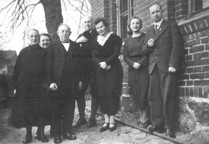 109 0002 Ernst Schroeder Kaete Diester Rosette Schroeder Max Melitzkat m it Katze Herr Breuer Frau Melitzkat und Frau Breuer