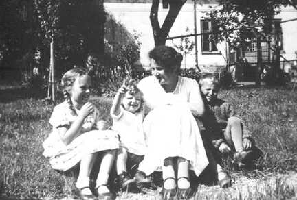 109 0005 Frau Schroeder mit den Kindern im Garten Rechts Ulrich Frau Schroeder Hannelore und Rosemarie im Jahre 1933