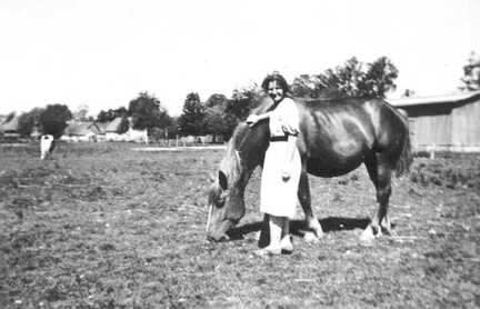 109 0006 Frau Schroeder mit einem Pferd auf der Weide