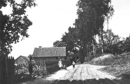 109 0007 Dorfstrasse in Wargienen vor der Schmiede und dem Hof von Landwirt Rohde