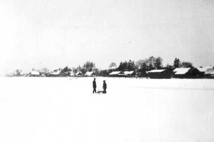 109 0013 Wargienen im Winter Auf dem Eis der Krattke die beiden schwarzen Figuren Otto und Ulrich Schroeder etwa 1937