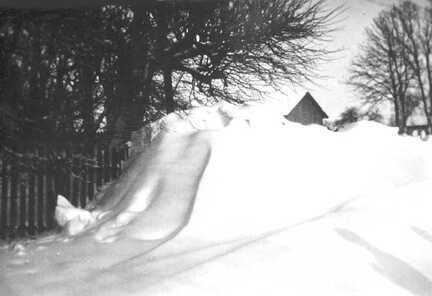 109 0015 Auf der Dorfstrasse in Wargienen tuermt sich der Schnee Hier in Hoehe des Hofes Zielke