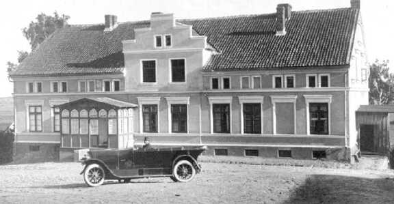 109 0026 Herr Porsch ca 1927 im Auto vor seinem Haus