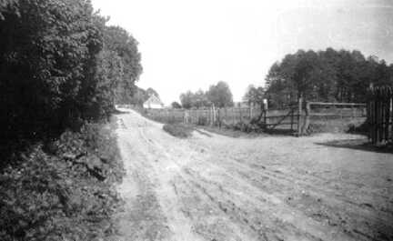 109 0033 Dorfstrasse in Wargienen von der Gartenecke Meier in oestlicher Richtung