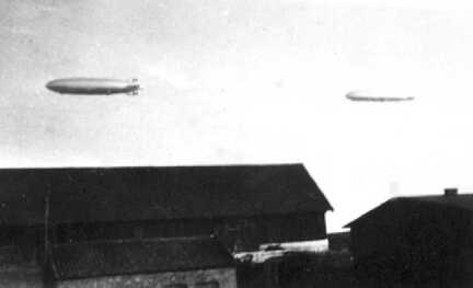 109 0040 Die Luftschiffe Graf Zeppelin und Hindenburg ueber dem Gut Porsch