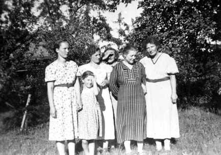 109 0045 1939 in Schroeders Garten Von links Rosemarie und Hannelore Schroeder Frau Hilde Meier