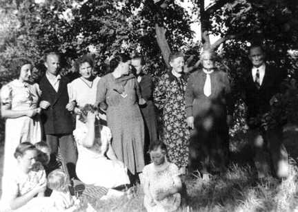 109 0047 Geburtstagsgaeste bei Ernst Schroeder in Wargienen am 31 Juli 1939