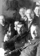 109 0048 Winter 1940 41 im Gasthaus Schroeder in Wargienen Im Bild Buergermeister Albert Kattelat Wachtmeister Tamschick Schmiedemeister Rohde