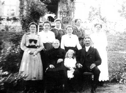 109 0049 Wargienen ca 1925 Die Familie Rogge vor der Gartenterrasse