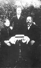 109 0051 Ernst Schroeder mit seinen Eltern im Jahre 1914