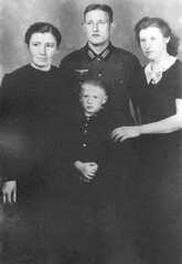 109 0059 Die Geschwister Kattelat links Elsbeth rechts Gerda in Uniform Kurt und in der Mitte Herbert