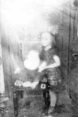 110 0004 Ursula Scharwies mit ihrer kleinen Schwester Erika im Jahre 1928