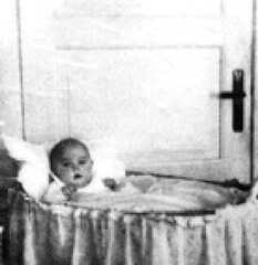 110 0005 Gertraut Scharwies 1934 bei ihrer Tante Herta in Altendorf