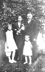 110 0007 Hilda und Rudolf Scharwies mit den Toechtern Ursula und Edith im Jahre 1933