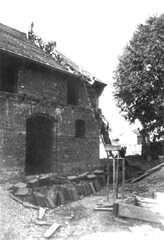 110 0010 Warnien 1943 Auf dem Hof Scharwies geht der Bau des neuen Stalles seinem Ende entgegen Hier werden die Pfannen aufgelegt