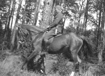 110 0013 Walter Wisboreit auf seiner Trakehner Stute 1942
