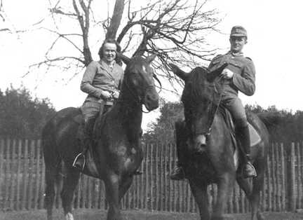 110 0014 7 Mai 1944 in Warnien Ursula Scharwies und Walter Wisboreit auf ihren Pferden Am naechsten Tag fand die Verlobung der beiden jungen Leute statt