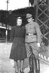 110 0015 13 Mai 1944 auf dem Bahnhof in Insterburg Fuenf Tage nach der Verlobung fand hier der Abschied fuer immer statt